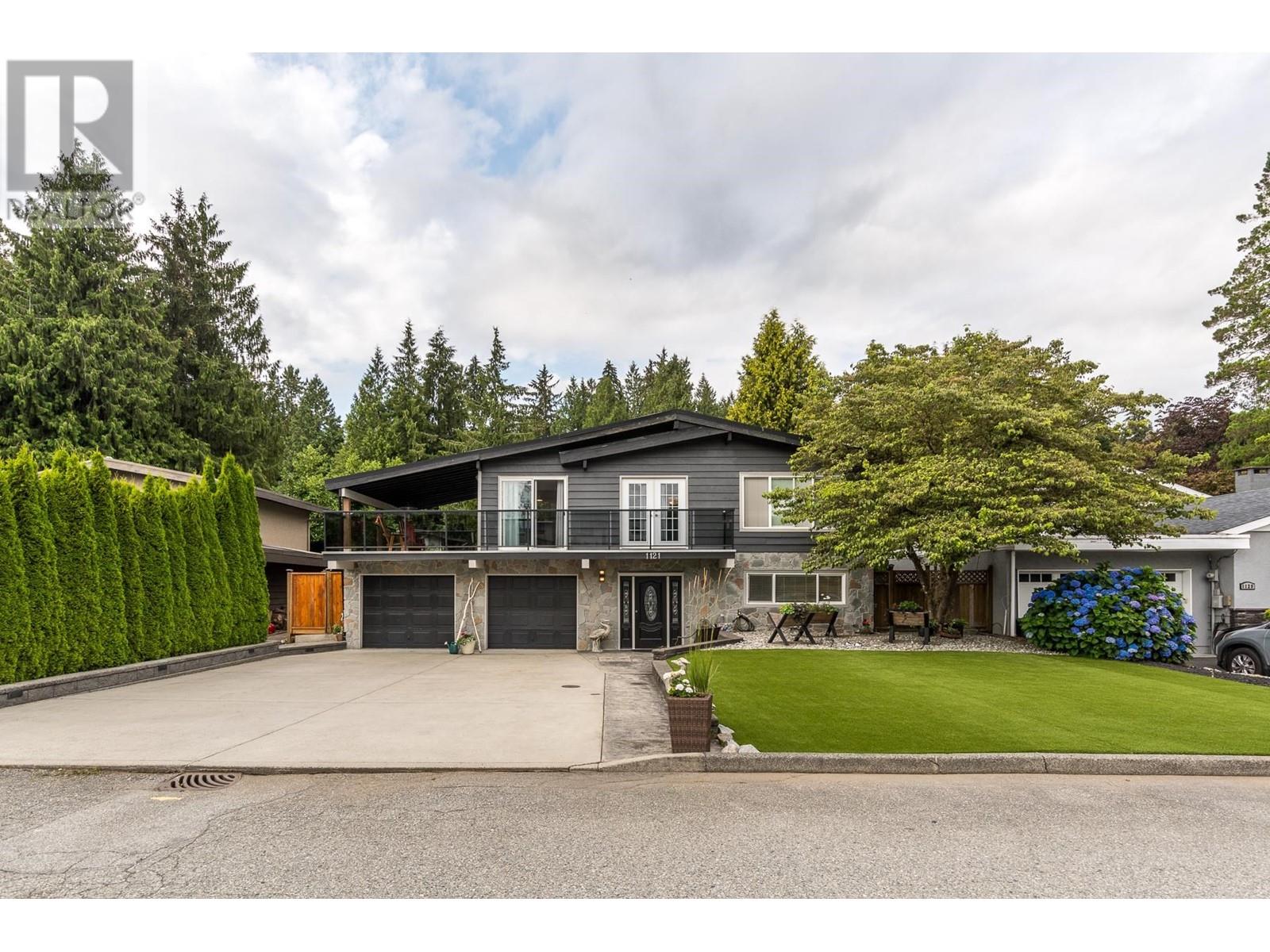 1121 BLUE HERON CRESCENT